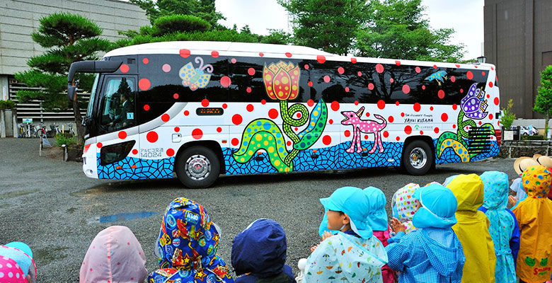 松本市 草間弥生氏デザインバス