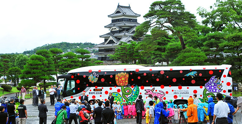 松本市 草間弥生氏デザインバス