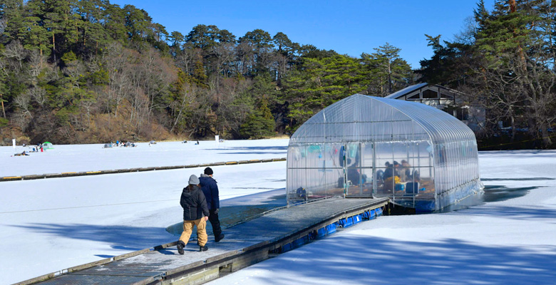 松原湖の氷上わかさぎ釣り、ドーム桟橋